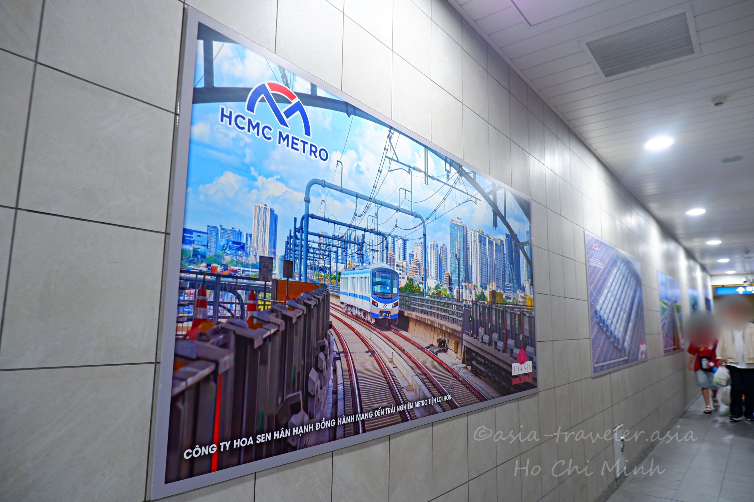 ホーチミンメトロのHCMC METROロゴ入り広告パネル